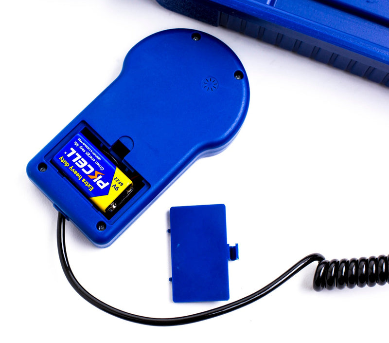 Title: Kozyvacu TAS100 Electronic Scale Battery Compartment
Alt Text: Kozyvacu TAS100 Electronic Scale with open battery compartment, showing 9V battery and coiled cable for HVAC use.
Keywords: Kozyvacu, TAS100, electronic scale, battery compartment, HVAC tool, 9V battery, refrigerant scale
